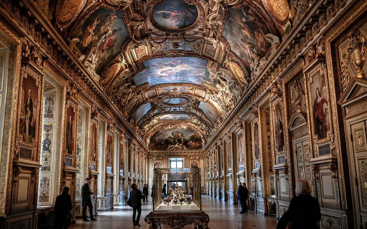Raubüberfall auf Louvre in Paris