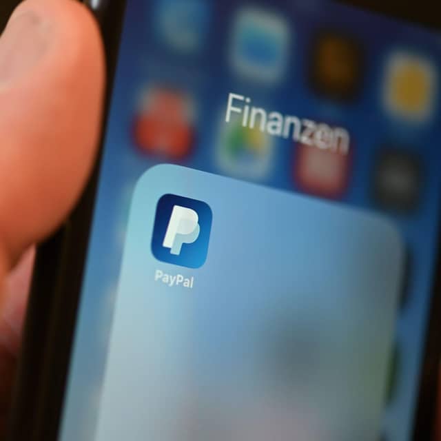 Die Paypal-App ist auf einem Smartphone zu sehen