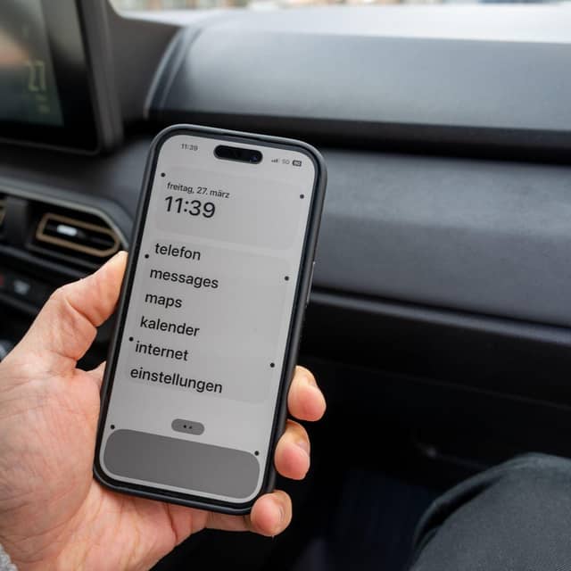 Eine frische Scholle liegt auf einem Teller