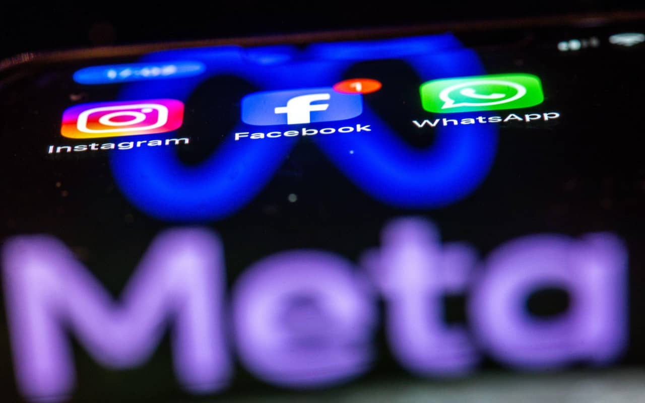 Die Apps Instagram, Facebook und WhatsApp auf einem Handy